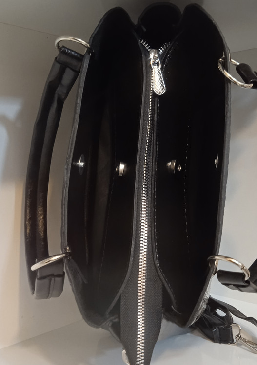 نمایی داخل کیف